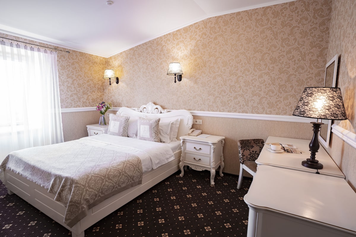 Standard-Doppelzimmer, Stadtblick (For Disabled Guests) | Minibar, Zimmersafe, individuell dekoriert, individuell eingerichtet
