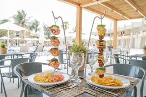 Poolside bar - Hotel Oásis Atlântico Praiamar (Praia)