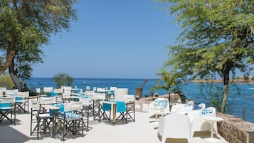 3 Bars/Lounges, Poolbar