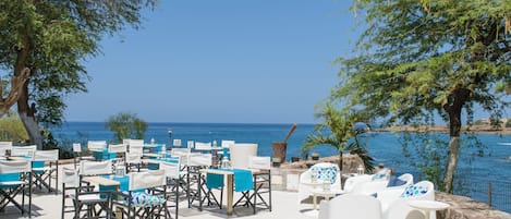 3 bars/lounges, poolside bar
