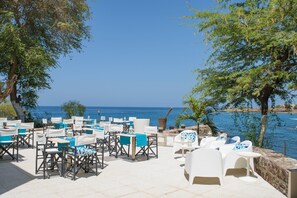 3 bars/lounges, poolside bar - Hotel Oásis Atlântico Praiamar (Praia)