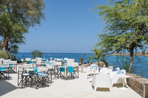 3 bars/lounges, poolside bar