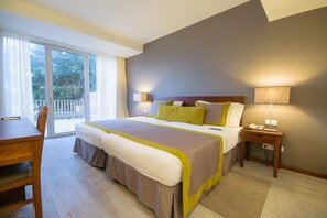 Minibar, in-room safe, desk, soundproofing - Hotel Oásis Atlântico Praiamar (Praia)