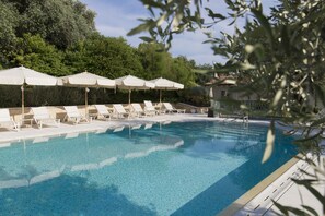 Outdoor pool, pool umbrellas, sun loungers - Relais Fra' Lorenzo (Verona)
