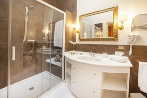 Deluxe Room | Bathroom | Jetted bath, rainfall showerhead, designer toiletries, hair dryer - Relais Fra' Lorenzo (Verona)