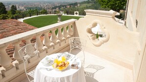 Ein Balkon mit Frühstückstisch, mit Blick auf die Stadt.