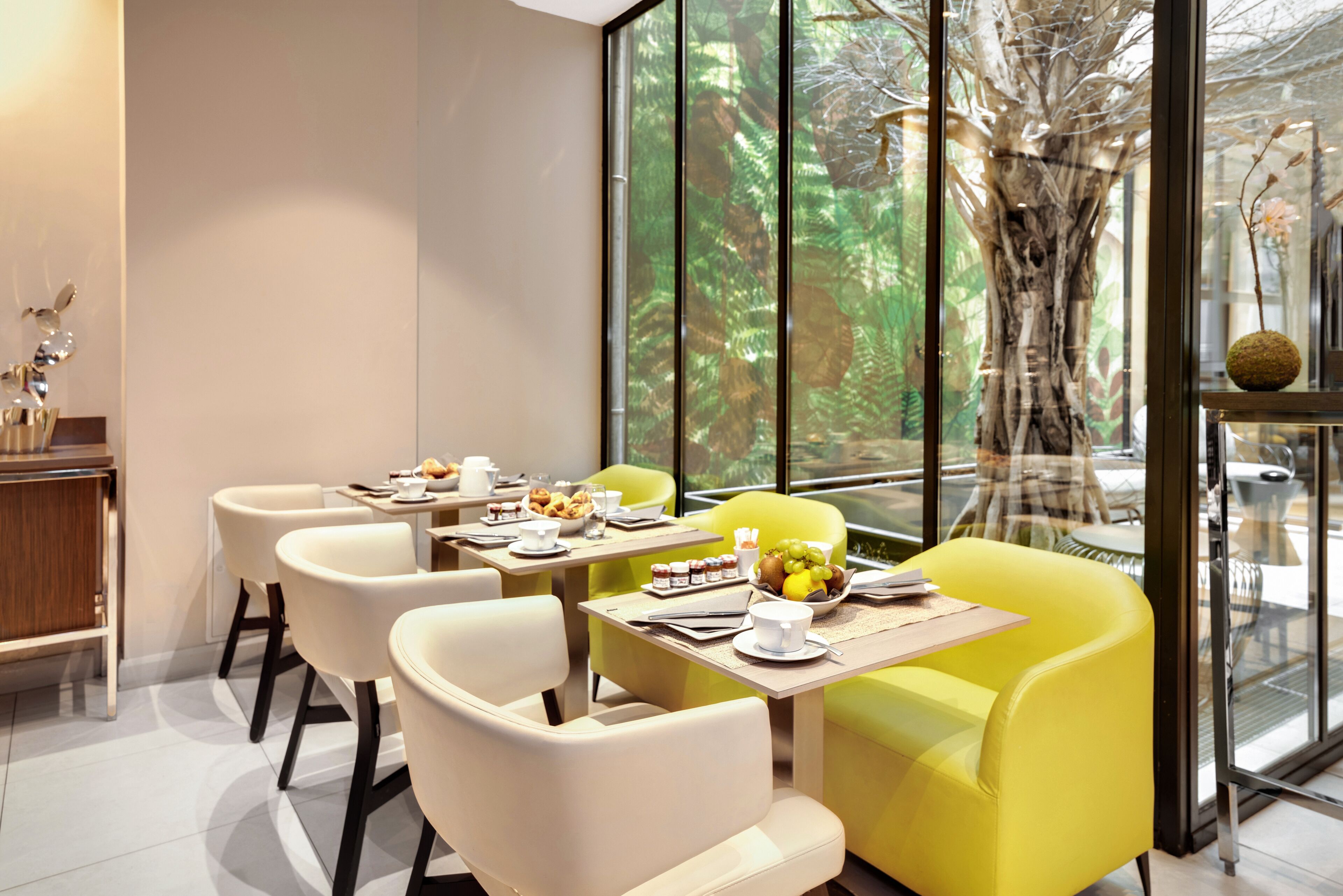 Desayuno continental diario (EUR 25 por persona)