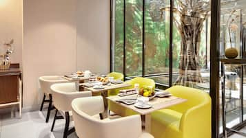 Petit déjeuner continental (25 EUR par personne)