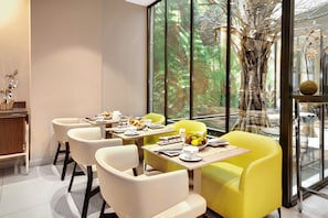 Daily continental breakfast (EUR 25 per person)