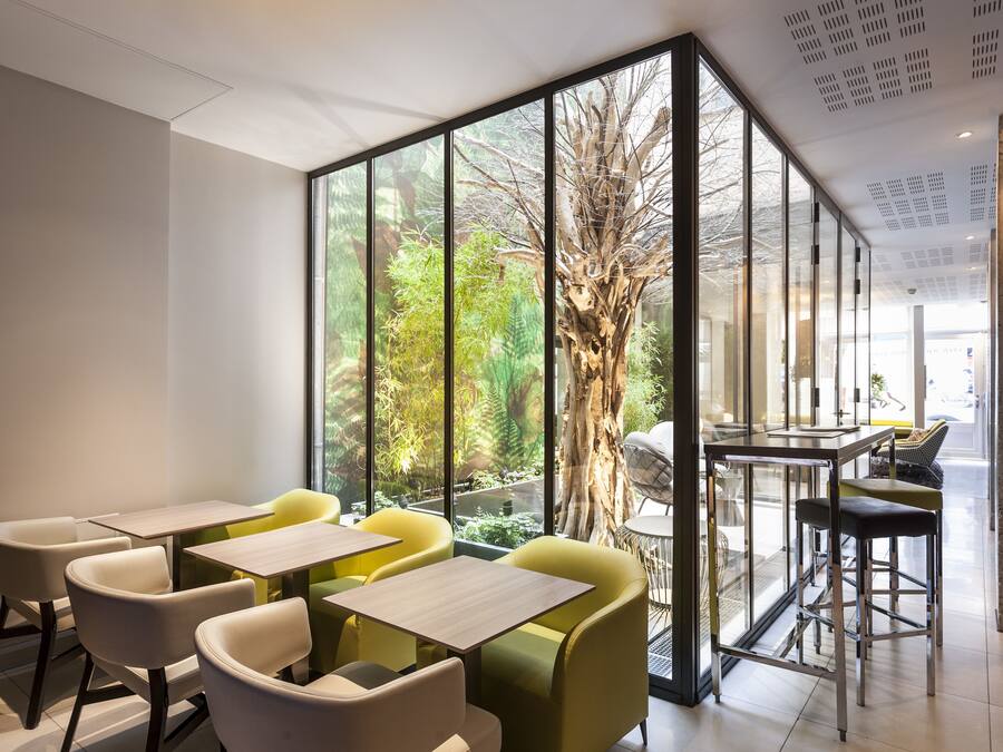 Se ofrece un desayuno continental todos los días (25 EUR por persona)