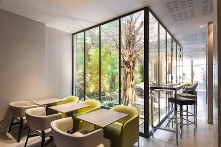 Desayuno continental diario (EUR 25 por persona)