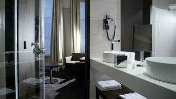 Suite | Een minibar, een kluis op de kamer, verduisterende gordijnen