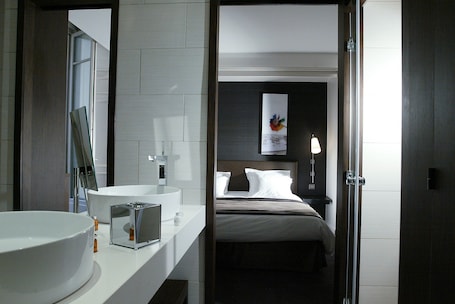 Suite | Minibar, in-room safe, blackout drapes, soundproofing. Hotel Duo