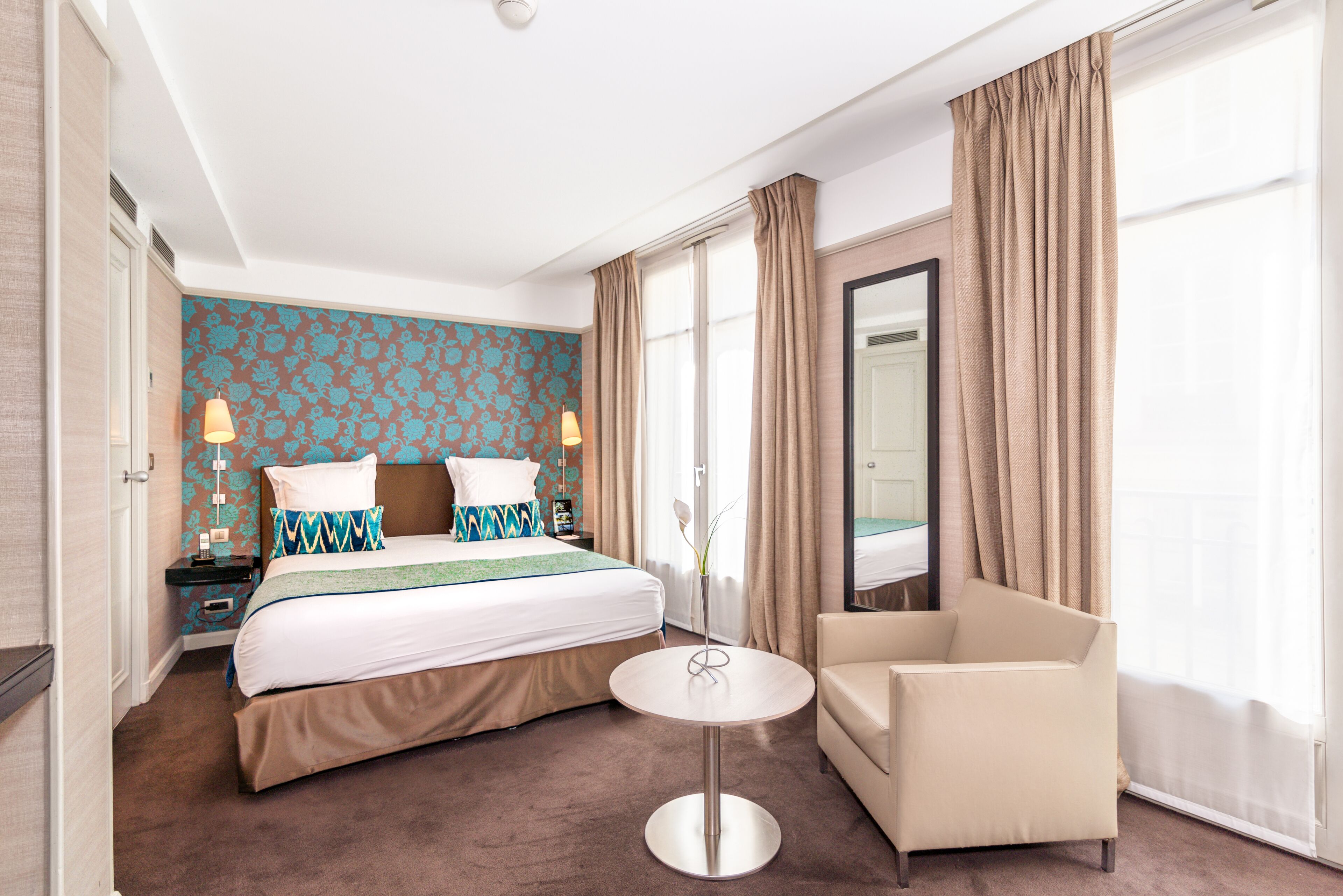 deluxe double room | minibar, in-room safe, blackout curtains, soundproofing