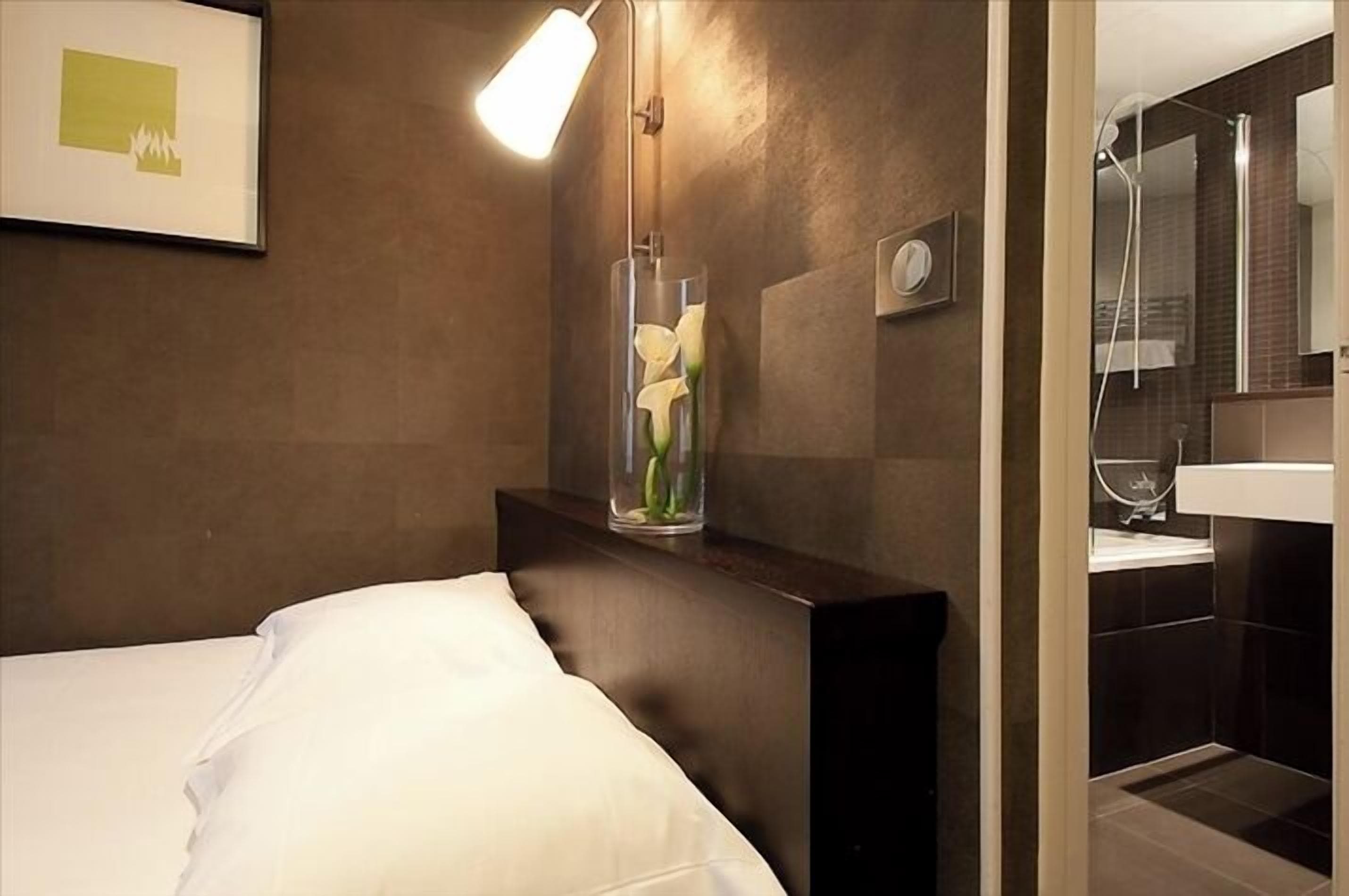 standard single room | bathroom | combined shower/bathtub, designer toiletries, hair dryer, towels