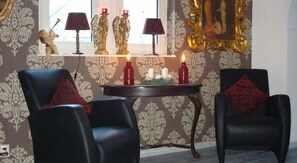 Lobby sitting area - Hotel Berneau (Dalhem)