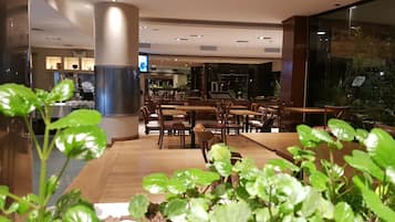 Ofereix vistes a la piscina i s'hi serveixen esmorzars, dinars i sopars