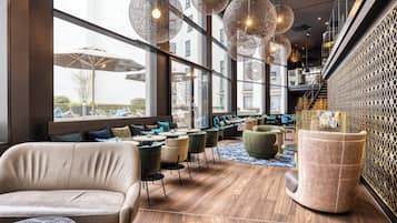 Salón lounge en el lobby, restaurante con mesas al aire libre