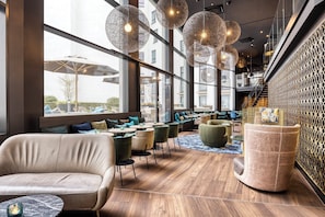 Lobby lounge, alfresco dining