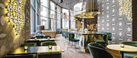 Lounge dans le hall, restauration en plein air