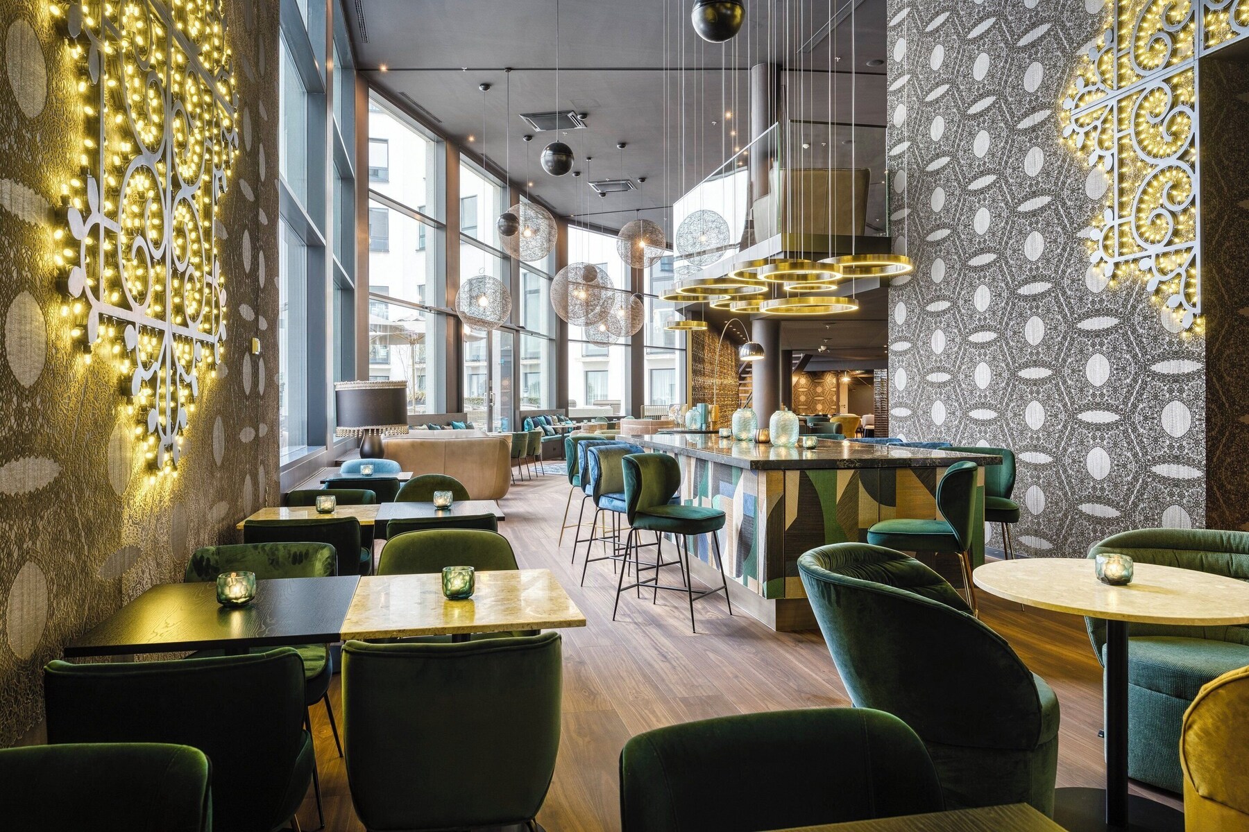 Lobby lounge, al fresco dining