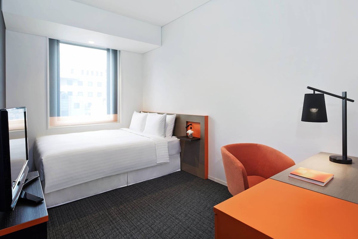 Room, 1 Queen Bed, Non Smoking | Premium bedding, in-room safe, iron/ironing board, free WiFi