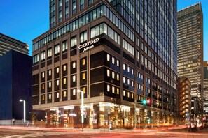 Un hotel Courtyard Marriott con una fachada moderna, grandes ventanales y una entrada destacada.