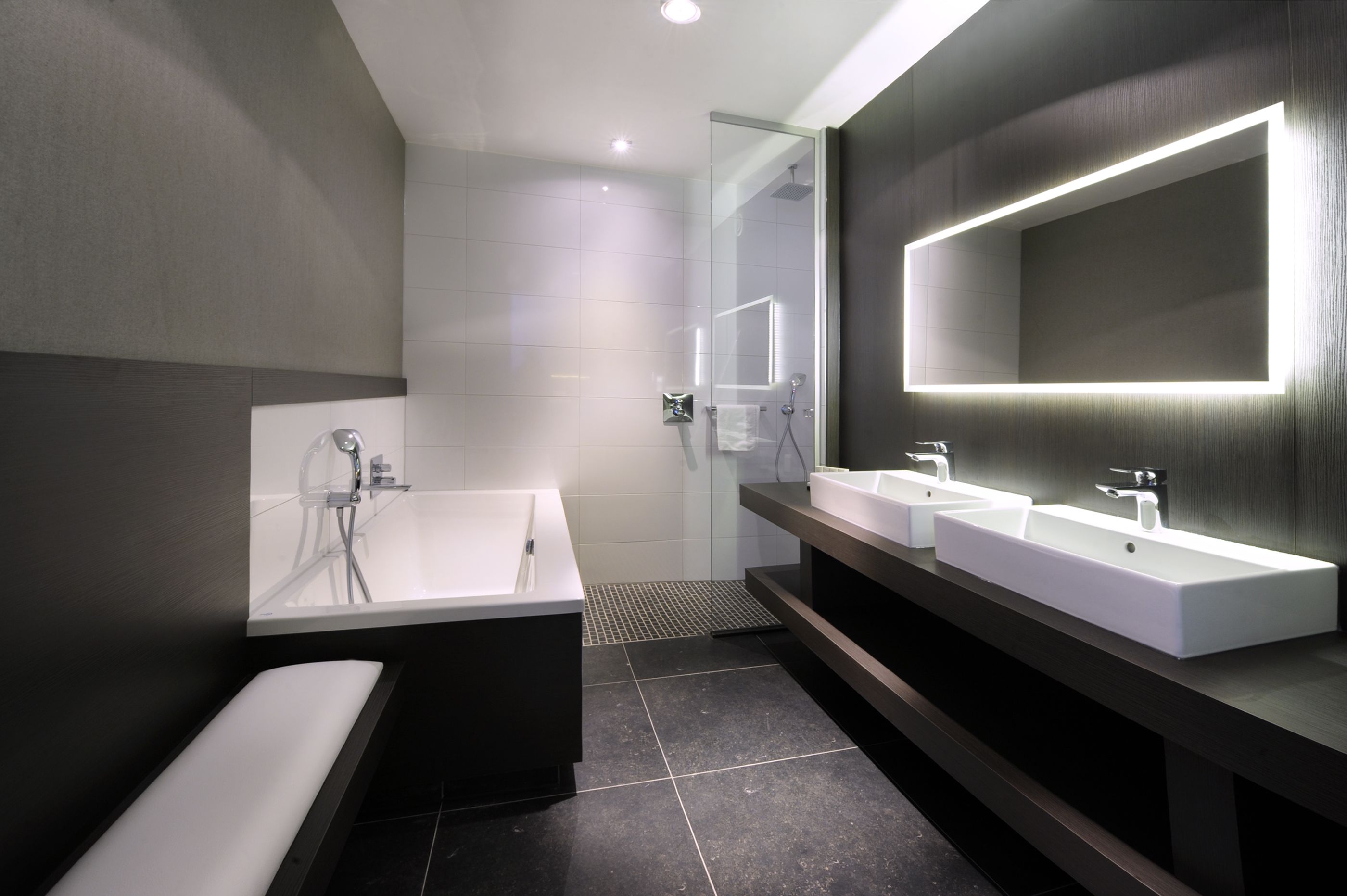 luxury double room, 1 bedroom | minibar, in-room safe, desk, iron/ironing board