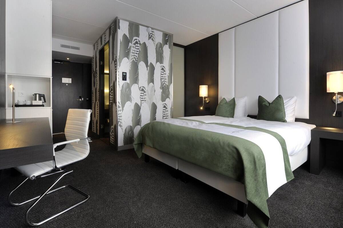 comfort twin room, 2 single beds | minibar, in-room safe, desk, iron/ironing board
