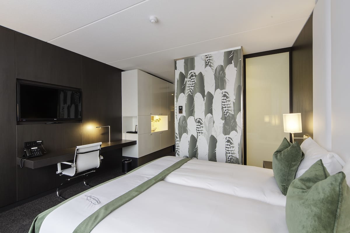 comfort twin room, 2 single beds | minibar, in-room safe, desk, iron/ironing board