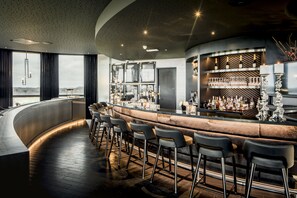 2 Bars/Lounges