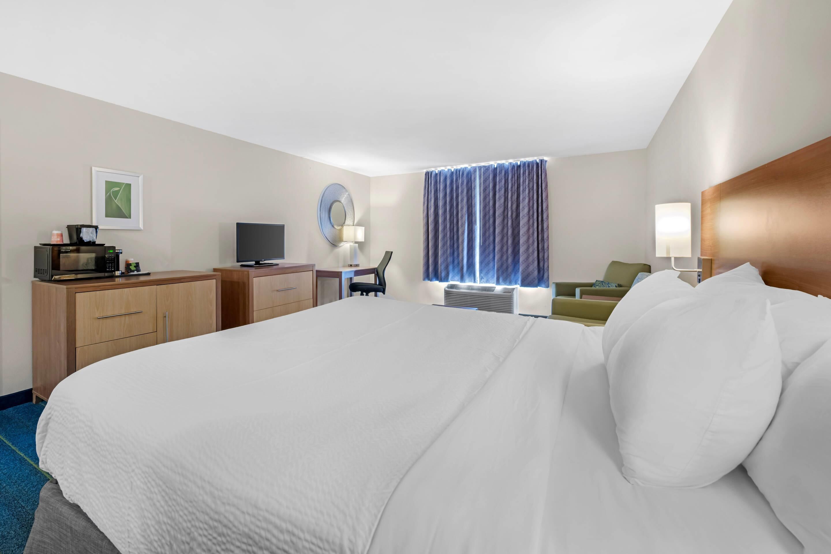 Suite, 1 King-Bett und Schlafsofa, rollstuhlgeeignete Dusche, Nichtraucher