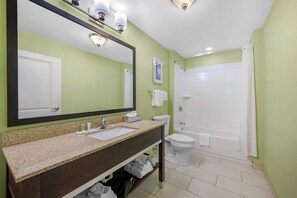 Habitación estándar, 2 camas Queen size, para no fumadores | Escritorio, tabla de planchar con plancha y cunas gratuitas 