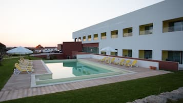 Inomhuspool, en sÀsongsöppen utomhuspool och solstolar