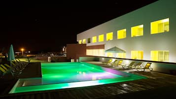 Indoor pool, seasonal outdoor pool, pool loungers