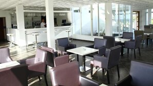 Bar (on property) - Hôtel Lyla confort (Allyene)