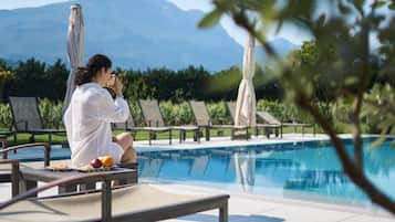 Una piscina techada, una piscina al aire libre de temporada