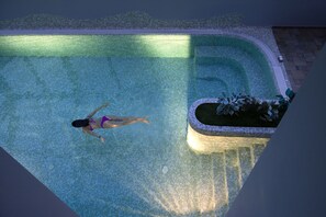 Piscina interna, piscina externa sazonal, espreguiçadeiras