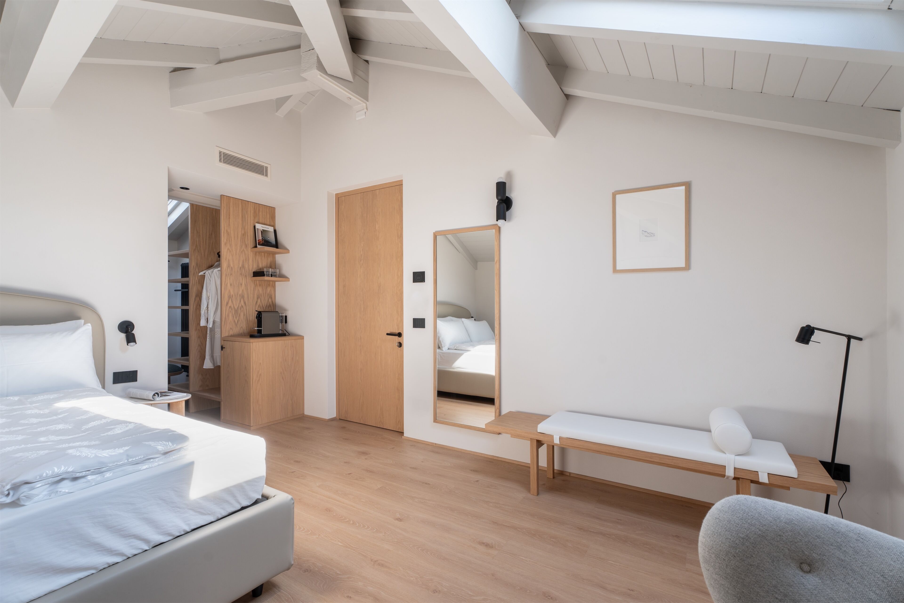 ห้องดับเบิลหรือทวิน (Attic) | เครื่องนอนระดับพรีเมียม, มินิบาร์, ตู้นิรภัยในห้องพัก, โต๊ะทำงาน