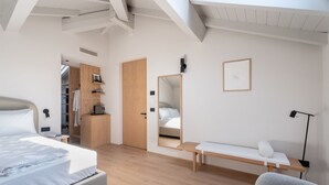 A modern bedroom with a bed, a bench, a mirror, and a wardrobe. - Albergo Al Maso (Riva del Garda)