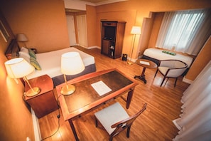 Junior Suite | Premium bedding, down comforters, pillowtop beds, minibar
