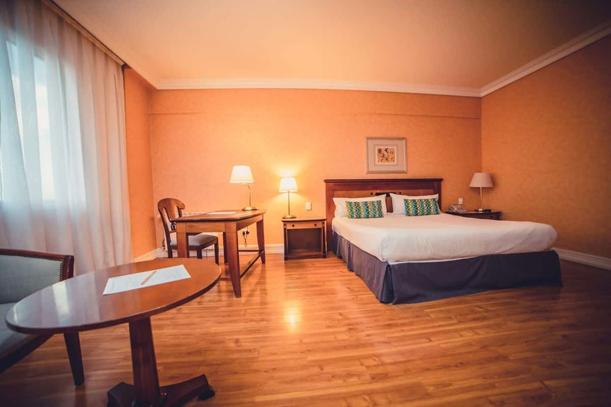 Literie de qualité, couette en duvet, lit avec matelas à plateau-coussin