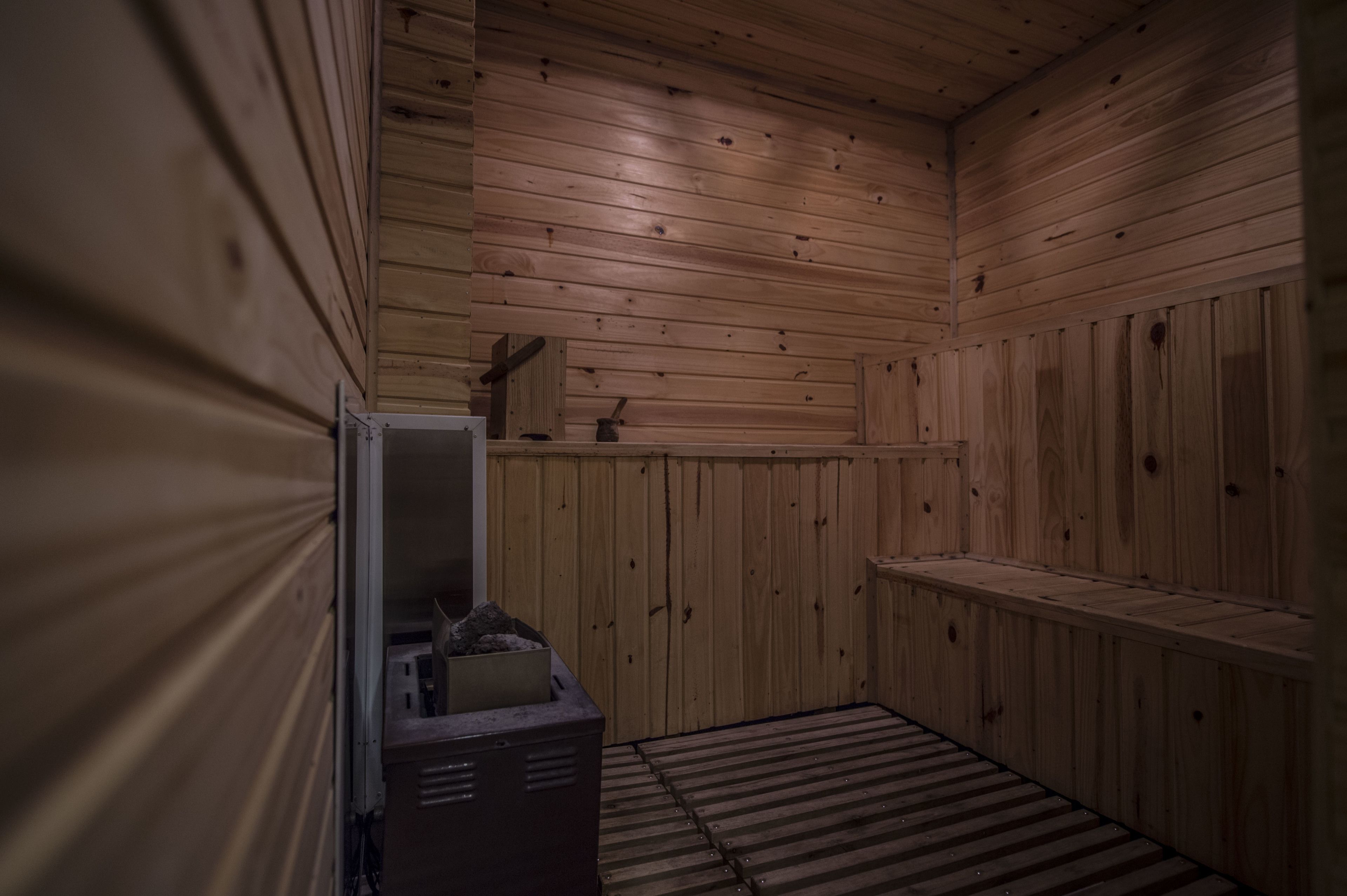 Een sauna met houten wanden en banken.