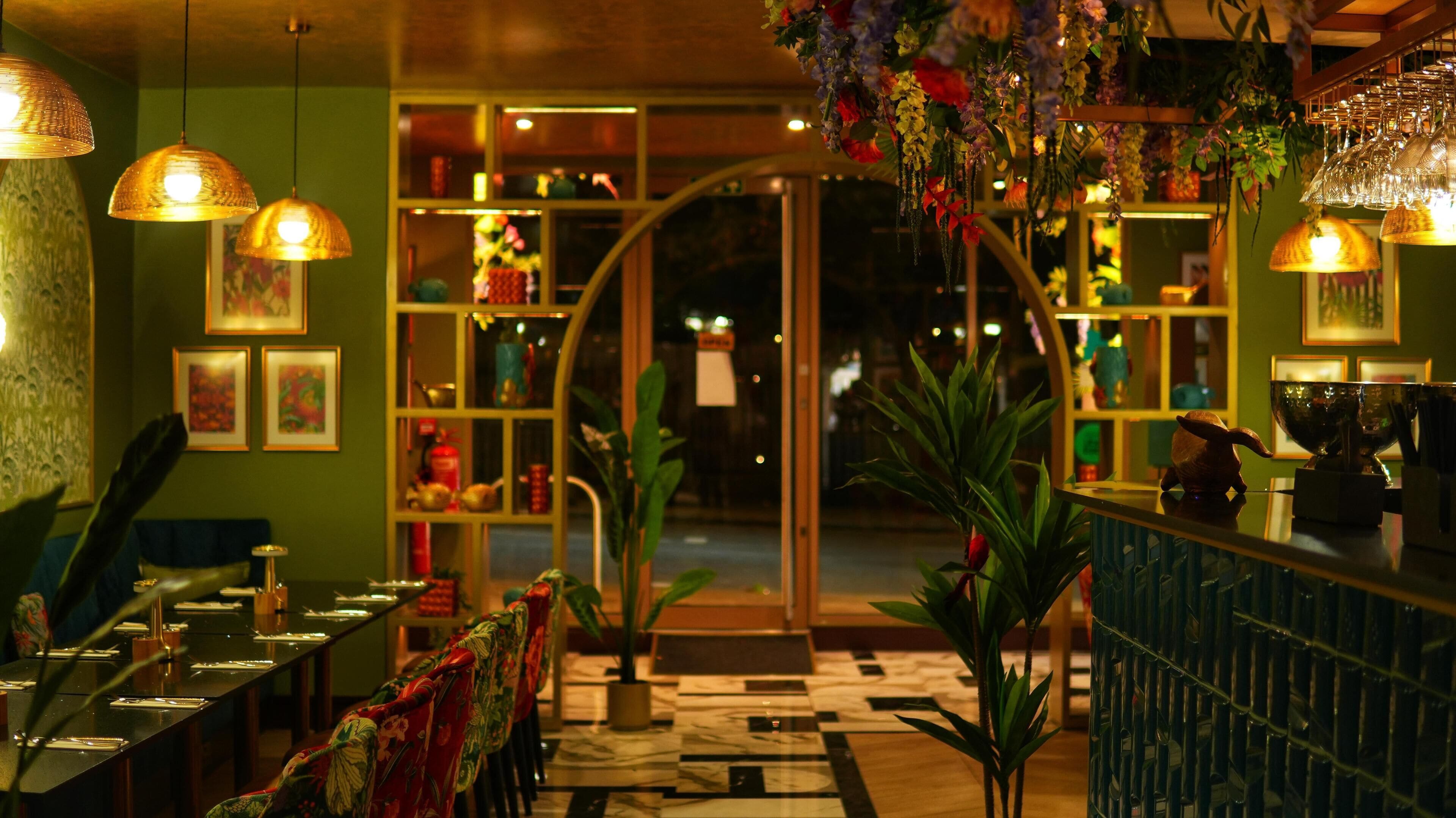 Breakfast, lunch, dinner served; international cuisine 