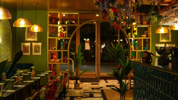 供应早餐、午餐和晚餐,国际美食