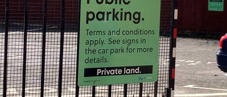 Un panneau indiquant un parking public, avec les conditions d’utilisation.