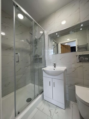 Shower, free toiletries, hair dryer, towels -  Best Western Northfields Ealing Hotel-Opposite Northfield Station -Piccadilly line (London)