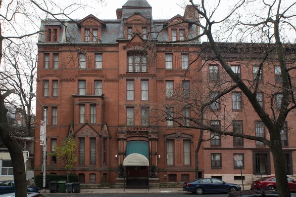 Vista frontal de la propiedad