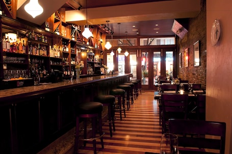 2 bares. Bricco Suites