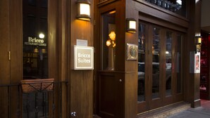 Un edificio con un letrero que dice "Brico Suites" y otro que indica "Brico Restaurant & Lounge".